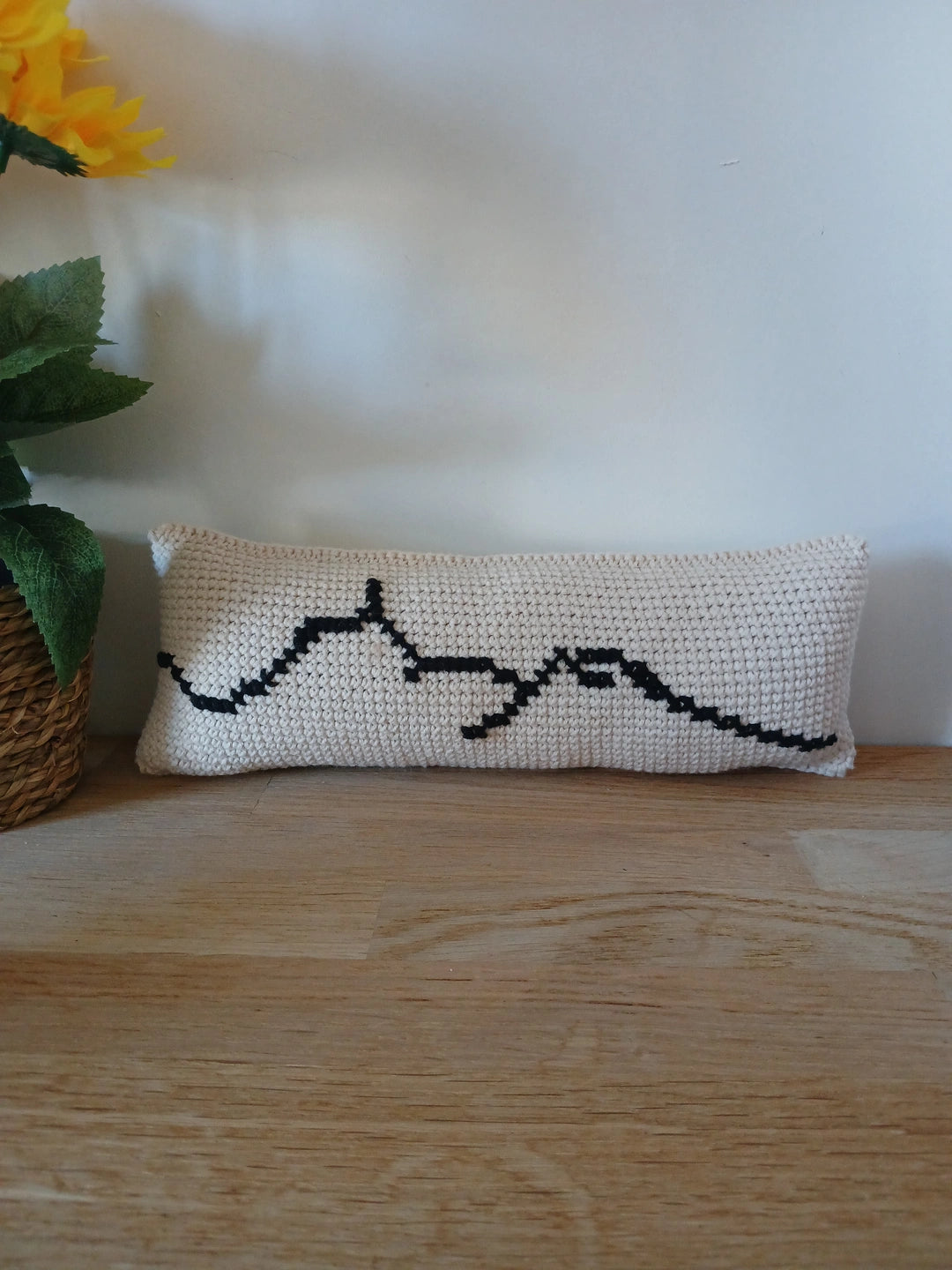 Coussin fait main au crochet – motif brodé Puy de Dôme, déco artisanale