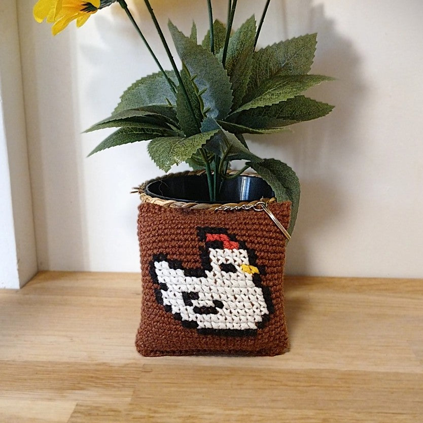 Mini coussin brodé – Porte-clé / bijou de sac fait main (poule)