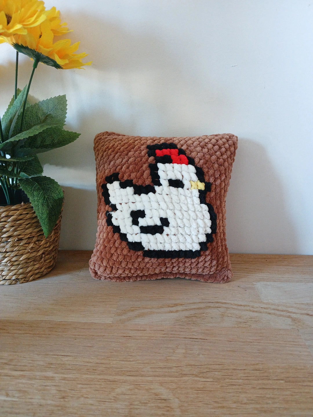 Coussin Décoratif Doux en Laine Chenille – Motif Poule Brodé à la Main