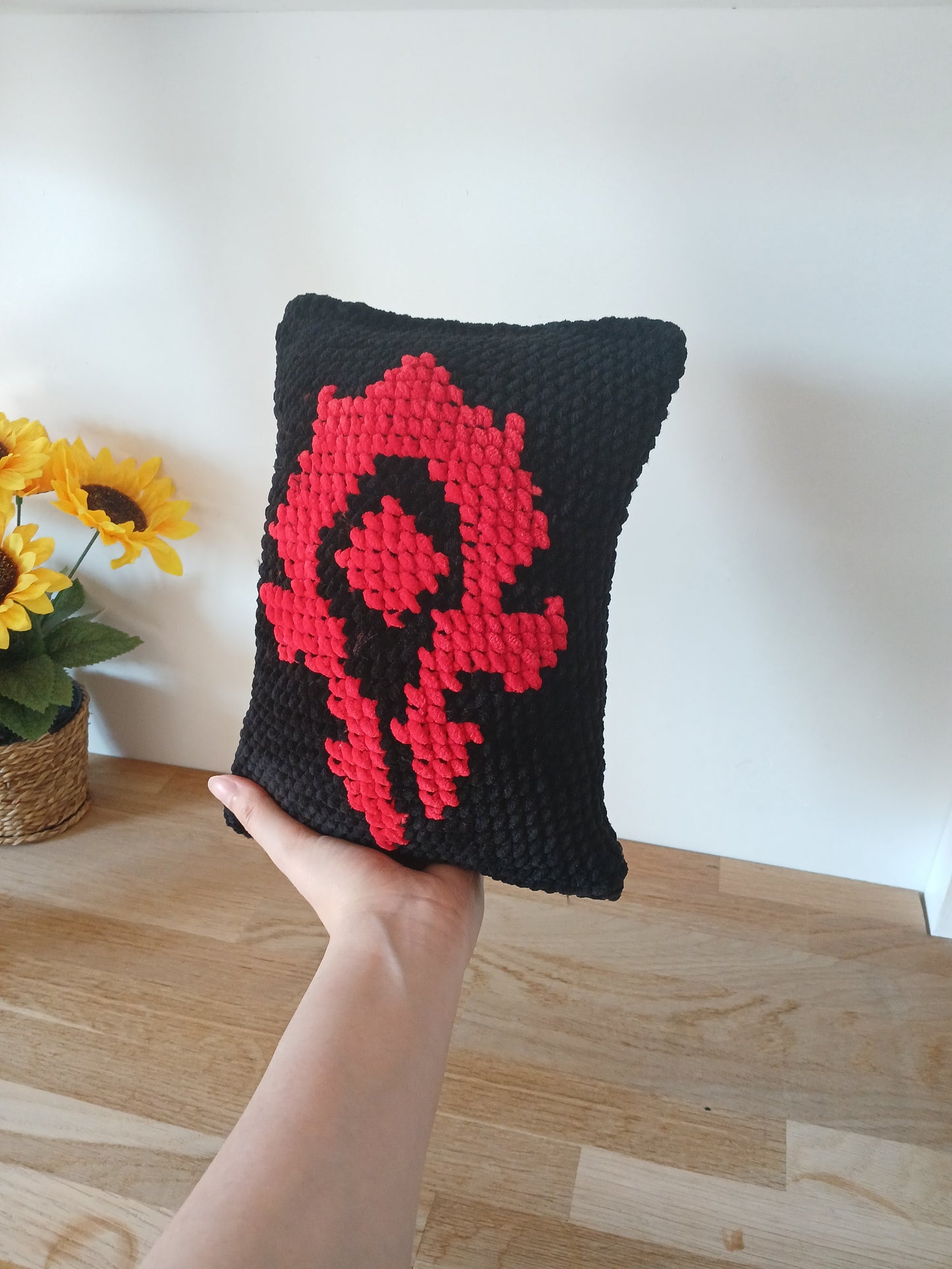 Coussin Horde World of Warcraft – Crochet & Point de croix fait main en laine chenille