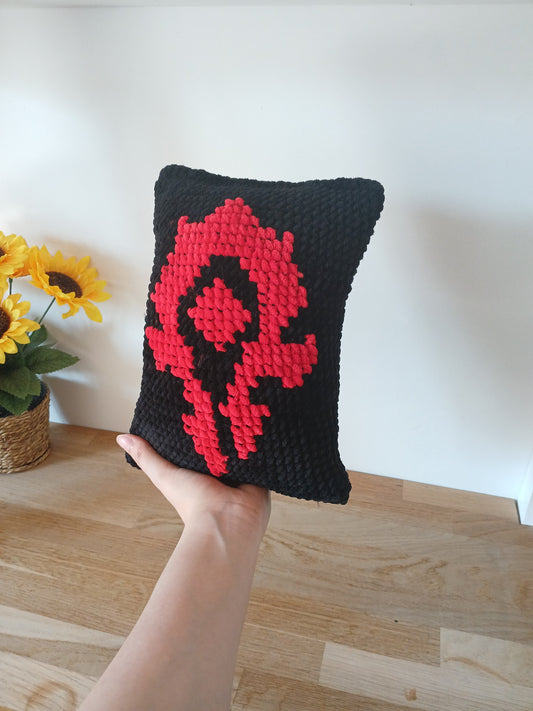 Coussin Horde World of Warcraft – Crochet & Point de croix fait main en laine chenille