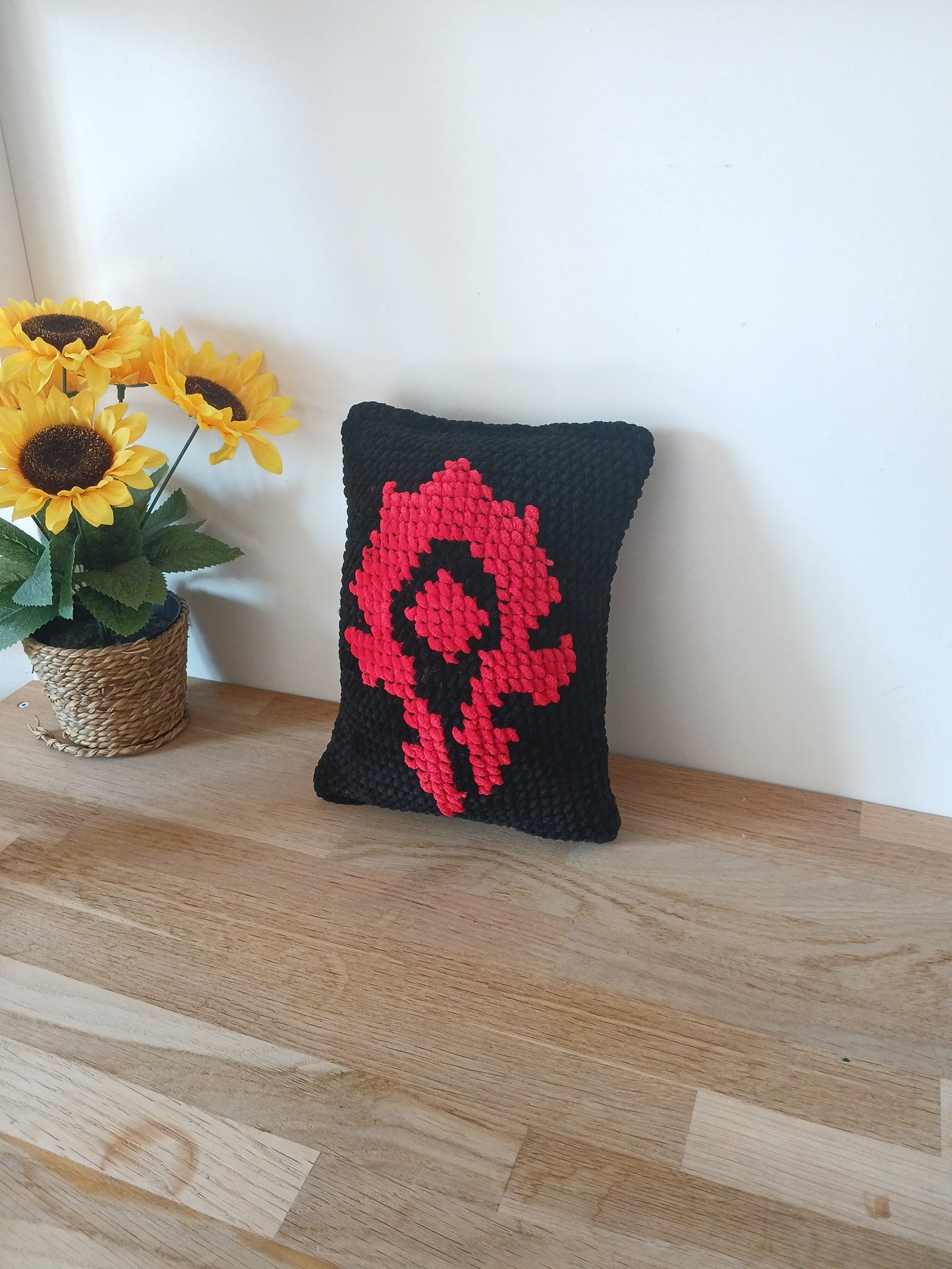 Coussin Horde World of Warcraft – Crochet & Point de croix fait main en laine chenille