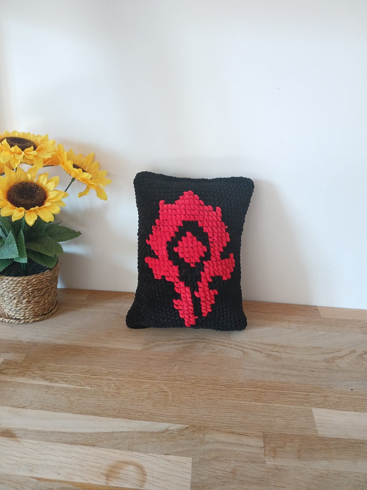 Coussin Horde World of Warcraft – Crochet & Point de croix fait main en laine chenille