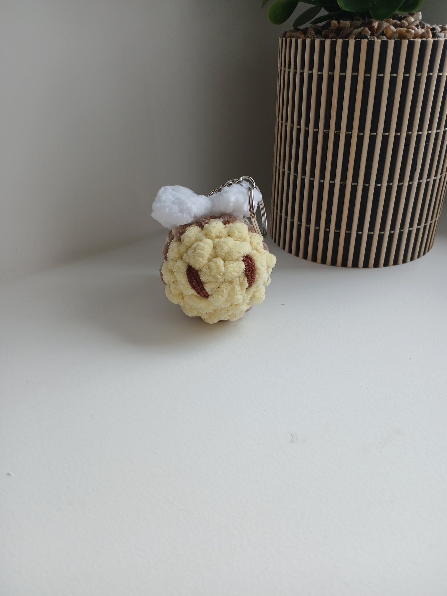 Porte-clé mini abeille au crochet – fait main