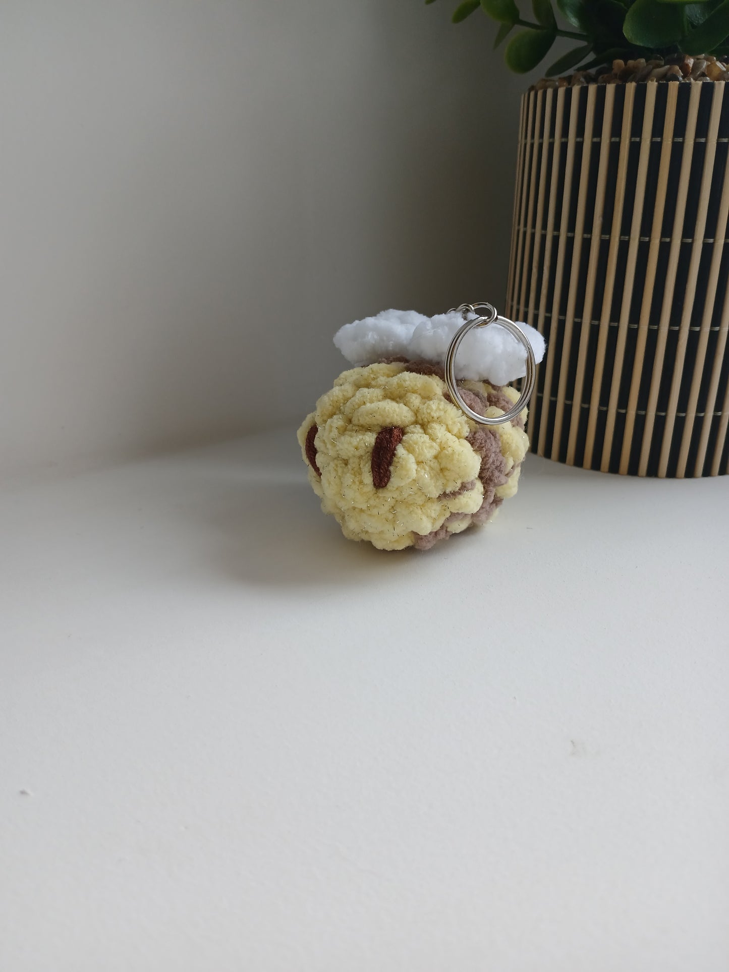 Porte-clé mini abeille au crochet – fait main
