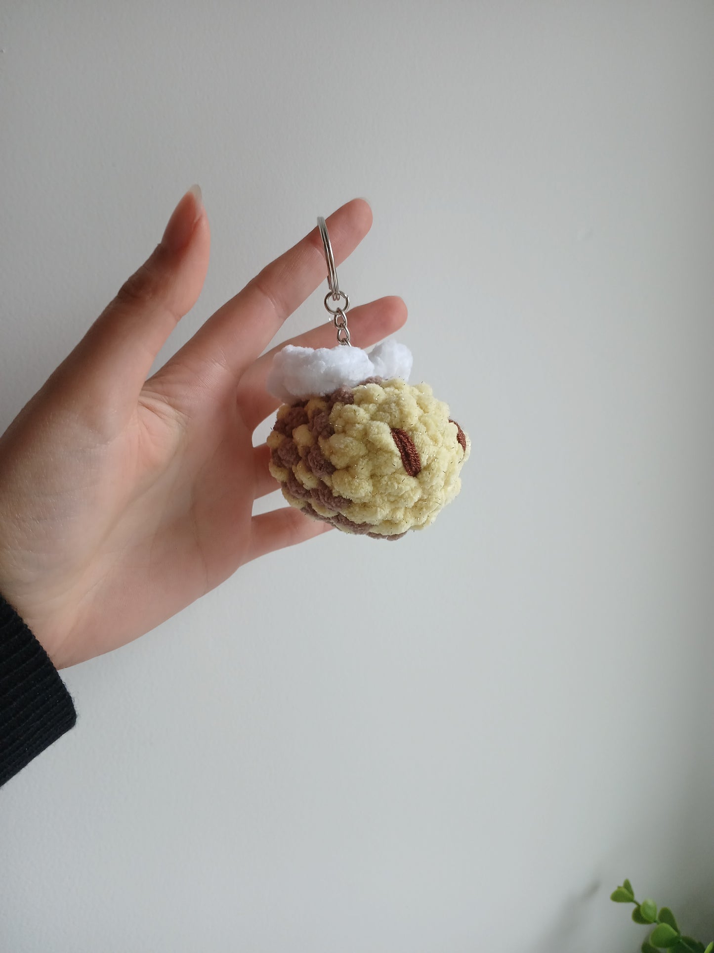 Porte-clé mini abeille au crochet – fait main